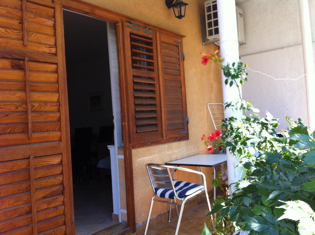 Eco-Apartments With Nice Garden Baska Voda Phòng bức ảnh